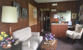 The Colonial Motel - Housity