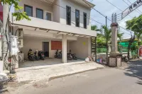RedDoorz Near Kaza Mall Surabaya Các khách sạn ở Tambaksari