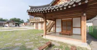 Gyeongju Hanok PEN Town Pension Отели рядом с достопримечательностью «Seongbulsa»