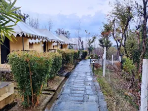 데브 브후미 팜 & 코티지