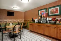 Super 8 by Wyndham Peoria East - parking