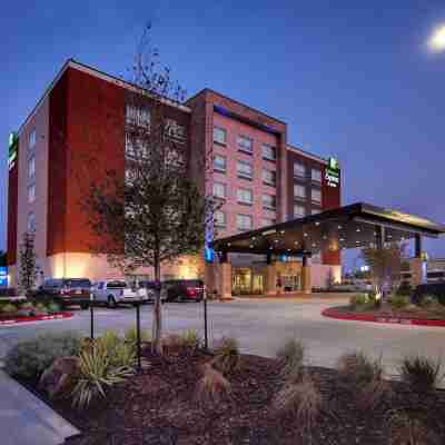 Holiday Inn Express & Suites Moore Hotel Exterior