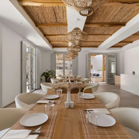 Radisson Blu Euphoria Resort, Mykonos Отели рядом с достопримечательностью «Пляж Аграри»