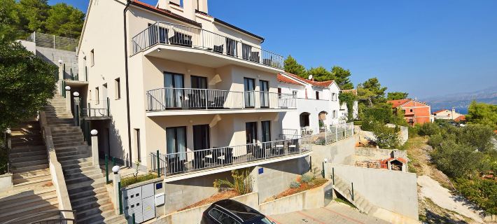 Molo Lozna Hotels in Postira