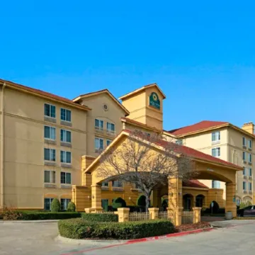 La Quinta Inn & Suites by Wyndham DFW Airport South / Irving