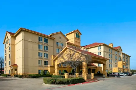 La Quinta Inn & Suites by Wyndham DFW Airport South / Irving