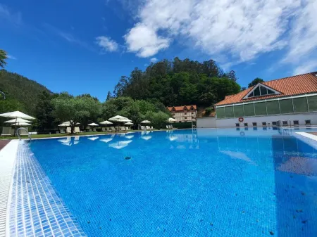 Gran Hotel Balneario de Puente Viesgo Отели в г. Альседа