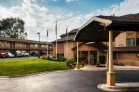 Quality Inn & Suites Lawrence - University Area - parking