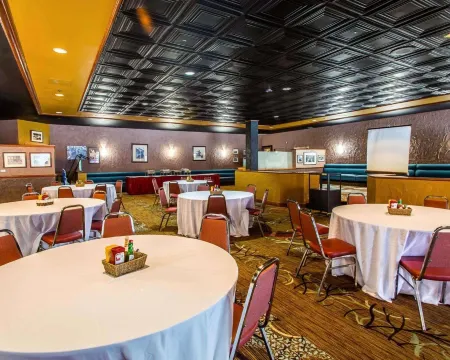 Quality Inn and Conference Center Greeley Downtown Отели рядом с достопримечательностью «Библиотека Хай Плейнс Лайбрари Дистрикт Сентенниал Парк»