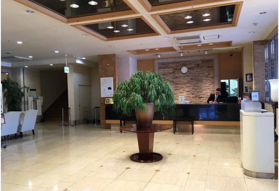 고리야마 뷰 호텔의 프론트 데스크와 로비