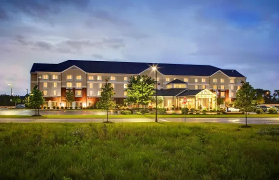 亞克朗坎頓機場希爾頓花園酒店