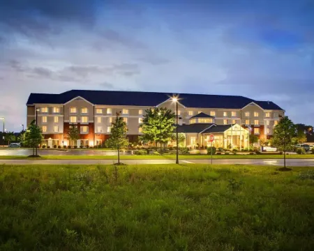 亞克朗坎頓機場希爾頓花園酒店 格林酒店