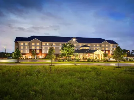 Hilton Garden Inn Akron-Canton Airport Отели в г. Гринтаун