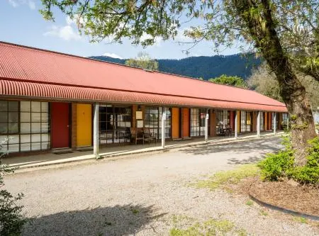 The Harrietville Snowline Hotel Отели в г. Брайт