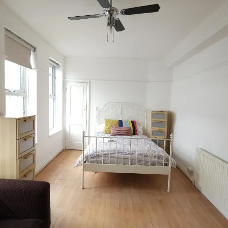 London Edgware Station Apartment Отели в г. Эджвар