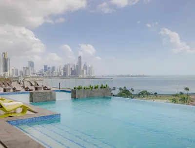 Ocean View Private Room – Balcony, Pool, Rooftop & Gym – Next to Hilton Panama