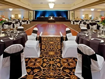 Delta Hotels Marriott Cincinnati Sharonville Отели рядом с достопримечательностью «Уинтон Вудс»