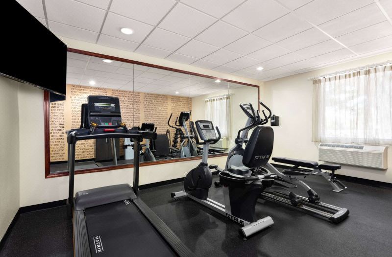 La Quinta Inn & Suites by Wyndham Bonita Springs Naples N. photo 2