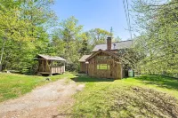 Boothbay Harbor Cabin w/ Spacious Deck & Yard! Hotel a Boothbay Harbor