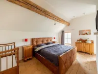 Square Farm in the Beautiful Blossom Region Hotels near Crypte