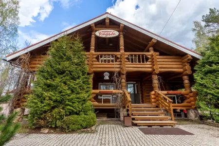 Usad'ba Maanselka Hotel Отели рядом с достопримечательностью «Старый дом»