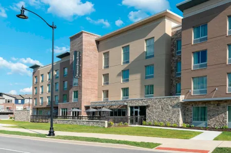 Fairfield Inn & Suites Indianapolis Carmel Отели рядом с достопримечательностью «Кармель Клей Ветеранс Мемориал Фридом Серкл»