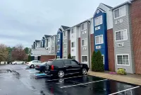 Microtel Inn & Suites by Wyndham Georgetown - parking