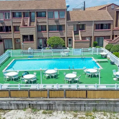 Beach Block! Beautifully furnished 1 bed/1 bath steps to the sand