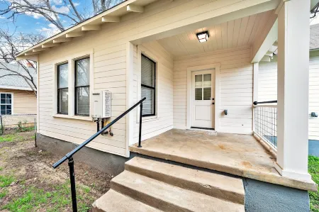 The Duet- Just Steps from Baylor University and Minutes from The Magnolia Silos