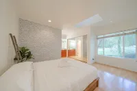 Stunning Views Retro House with Pool/Spa