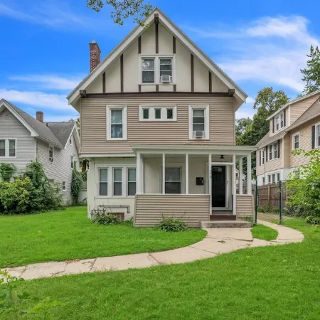 Stylish 4BR 2 Bathroom Home in Forest Park