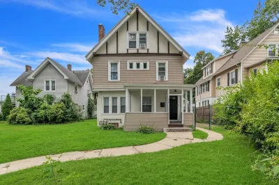 Stylish 4BR 2 Bathroom Home in Forest Park Hotels near UMass Center at Springfield