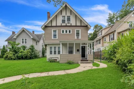 Stylish 4BR 2 Bathroom Home in Forest Park Отели в г. Спрингфилд