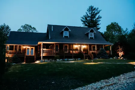 Unwind in Nature's Solitude: Discover our mountain farmhouse getaway Отели рядом с достопримечательностью «Christmas Tree Hill Garden Center»