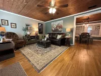 The Compass, Entire House with World Travelers Theme near TSU
