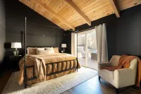 Romantic Getaway Cabin w/private hot tub, deck and fireplace