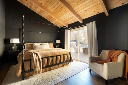 Romantic Getaway Cabin w/private hot tub, deck and fireplace