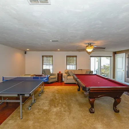 Couples Villa Retreat w/85” Sony HD 8K TV Pool table New Jacuzzi Spa & Game room