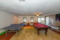 Couples Villa Retreat w/85” Sony HD 8K TV Pool table New Jacuzzi Spa & Game room
