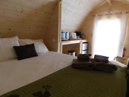 Iris Hill Glamping -"Ted" pod - 5th night FREE Отели в г. Carroll County