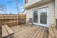 Wellspring Townhome - King Bed Suite minutes from Texas A&M Hotels in Bryan