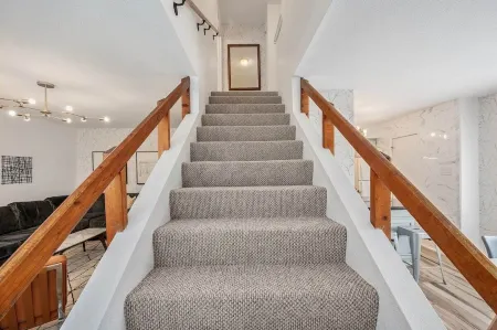 Wellspring Townhome - King Bed Suite minutes from Texas A&M Отели в г. Брайан