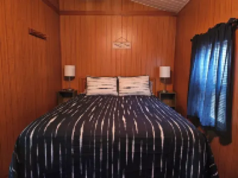 Creekside Cottage w/Lake access, Dock, Hot tub, Canoe/Kayaks