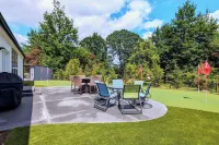 Luxury Wine Country Escape w/ 3 King Suites & Putting Green – Walk to Town