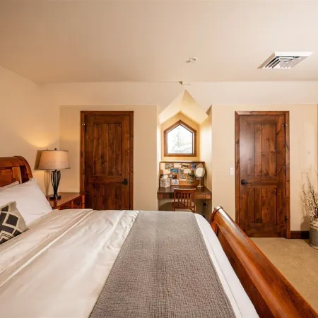 Lake Getaway! Elegant 2-Bedroom Condo in Downtown McCall