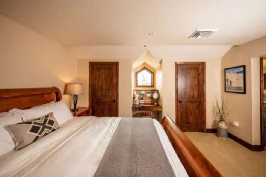 Lake Getaway! Elegant 2-Bedroom Condo in Downtown McCall