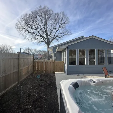 Cape Mindy HOT TUB Sleeps 8, Dog & EV Friendly, Outdoor Shower
