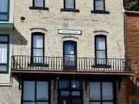 American House 1854- Pocket City Penthouse, 2 Bedrooms, Full Kitchen & Dining Hotels in Mendon