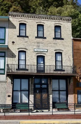 American House 1854- Pocket City Penthouse, 2 Bedrooms, Full Kitchen & Dining
