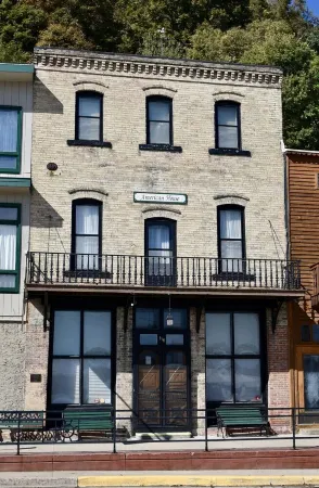 American House 1854- Pocket City Penthouse, 2 Bedrooms, Full Kitchen & Dining Отели в г. Clayton County